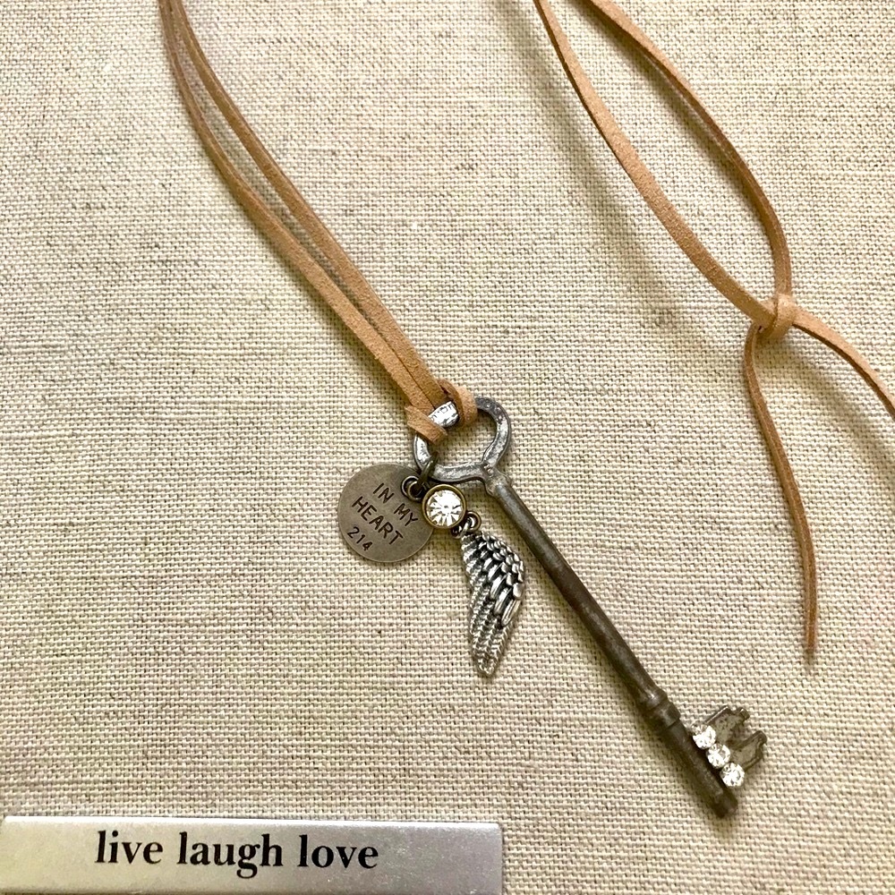 ❤️🌻Vintage Key and Angel Wing Necklace!NWT